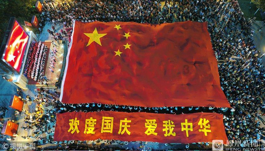 夏季的时尚女孩