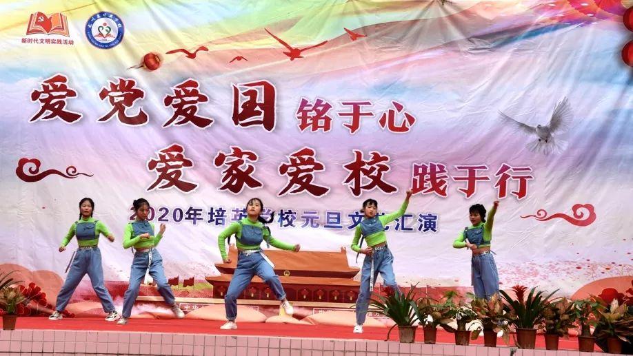 神操作！无人机应用技能赛，在狭小空间内，飞手精准操控