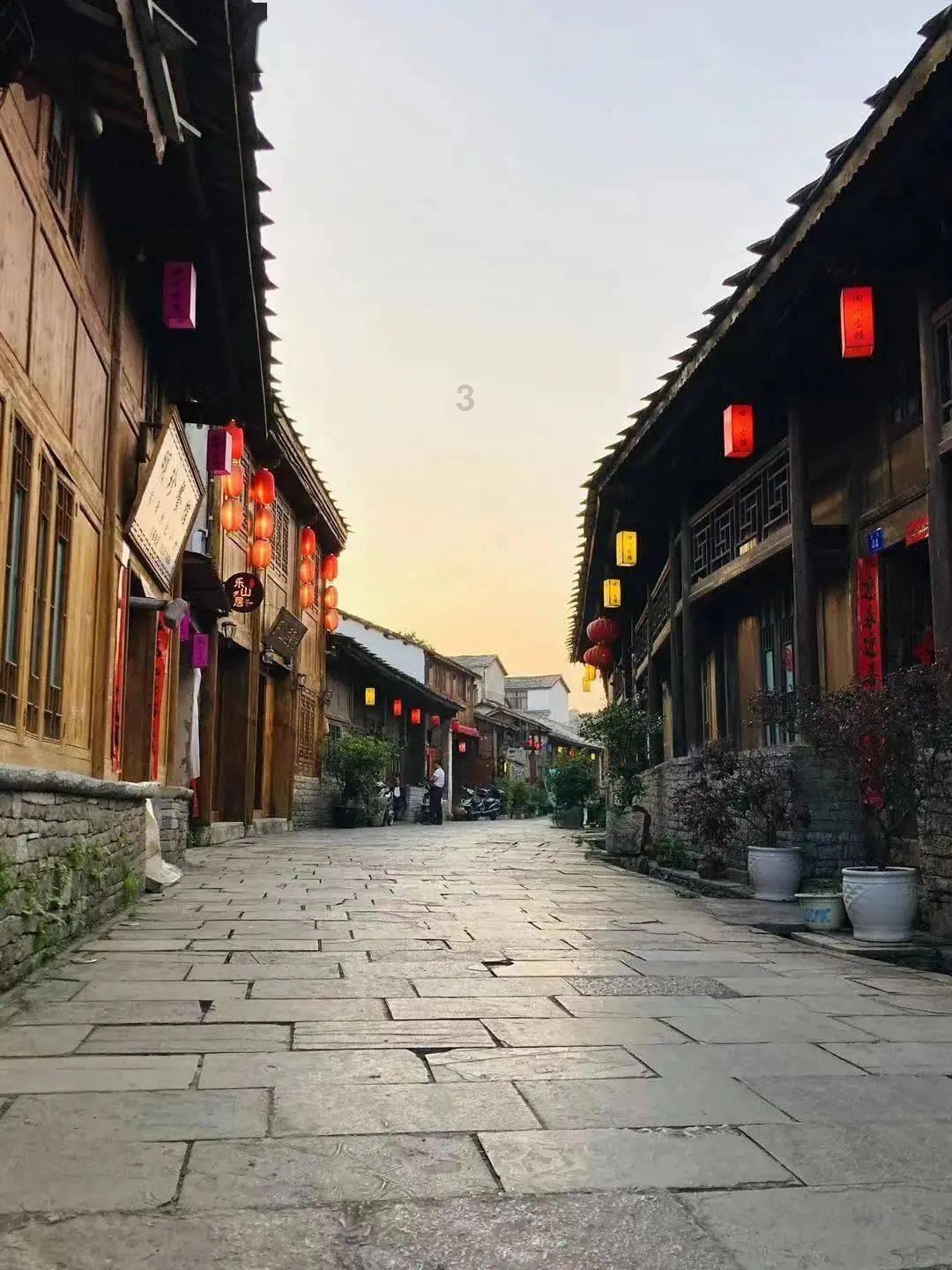 当年7岁的抗洪小英雄，抱树9个小时得到救援，她现在过得如何？